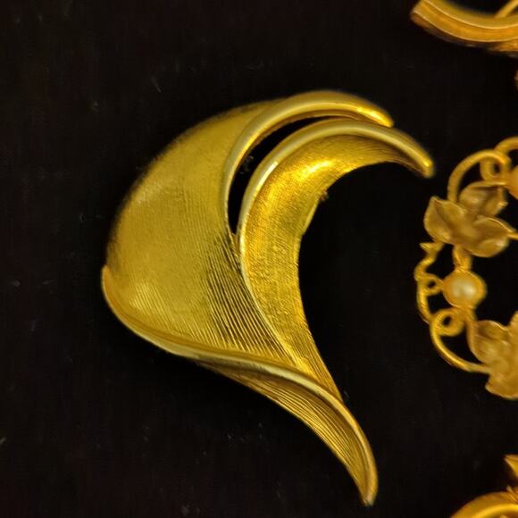 Lot of Five Vintage & Modern Gold Tone Brooches - Picture 2 of 12